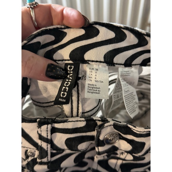 H&M Divided Black White Swirl Print High Rise Flare Jeans Womens Size 6 - Picture 2 of 3